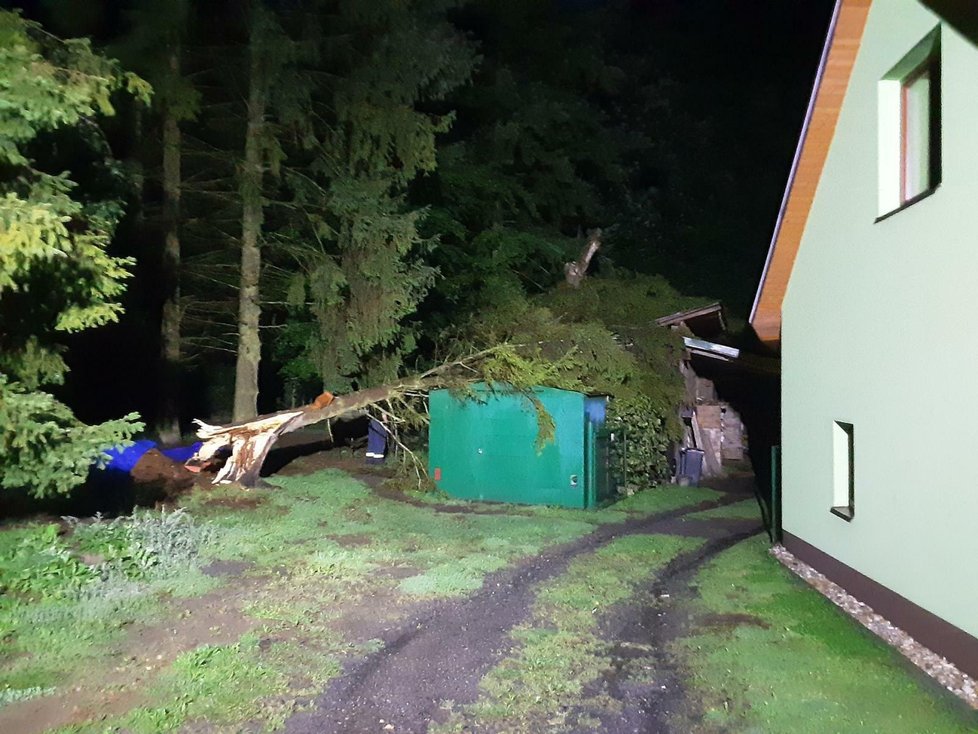 V Olomouckém kraji řešili hasiči spadané stromy, utržené střechy a další události