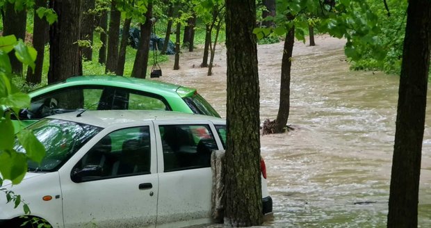 Deštivé Česko: Rozvodnění potoka v Radejově (17.5.2023)