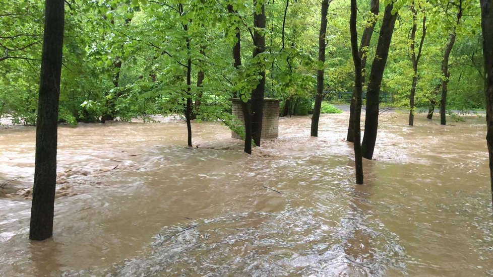 Deštivé Česko: Rozvodnění potoka v Radejově (17.5.2023)