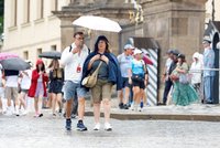 Teploty ve středu rozdělí Česko na dvě poloviny. Někde léto, někde zima a déšť