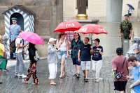 Středa přinese letní horka i prudký obrat počasí. ČHMÚ odhalil, kde se odpoledne spustí slejvák