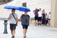 ČHMÚ odhalil předpověď na celý týden. Po tropickém úterý přijde radikální obrat a lijáky