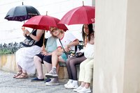 Konec slunečné pohody. V úterý přijdou srážky, ale teploty někde vyskočí až k 29 °C