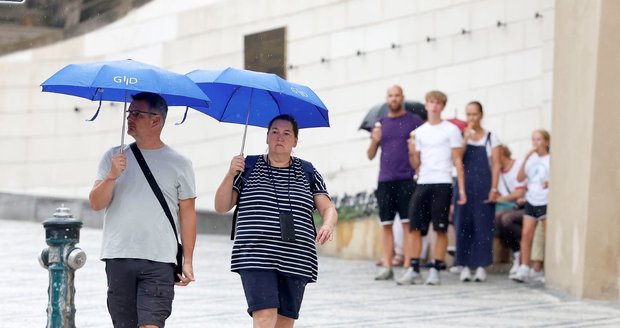 Středa přinese do Česka výrazný teplotní i srážkový rozkol způsobený přechodem západní fronty. Zatímco v západní polovině Čech bude zataženo s deštěm a denní maxima klesnou na 18 °C, na Moravě a ve Slezsku vyšplhají teploty až na tropických 32 °C. Středa přinese do Česka výrazný teplotní i srážkový rozkol způsobený přechodem západní fronty. Zatímco v západní polovině Čech bude zataženo s deštěm a denní maxima klesnou na 18 °C, na Moravě a ve Slezsku vyšplhají teploty až na tropických 32 °C.
