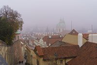 Deštníky do ruky! Přeháňky a mžení budou v Praze takřka den co den. Vysloví se i „foukáček“