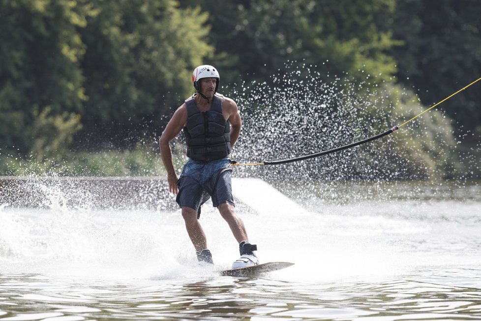 Zpočátku pondělí bude jasno nebo polojasno, odpoledne začne od západu docházet k přibývání frontální, vysoké oblačnosti a večer očekáváme na západě území místy déšť nebo bouřky.