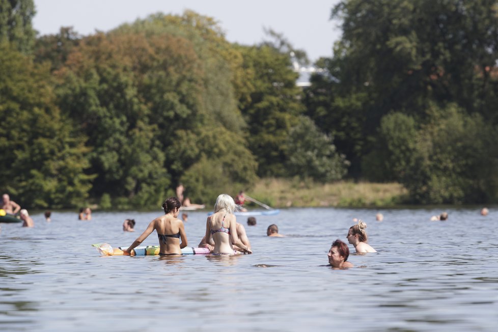 Nejvyšší odpolední teploty budou v sobotu hodně vysoko – v maximech naměříme 28 až 32 °C, v Jihomoravském a Zlínském kraji bude až 33 °C.