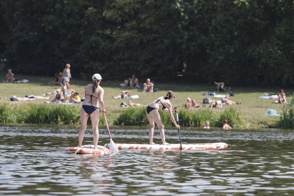 Zpočátku pondělí bude jasno nebo polojasno, odpoledne začne od západu docházet k přibývání frontální, vysoké oblačnosti a večer očekáváme na západě území místy déšť nebo bouřky.