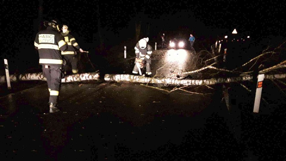 Vichřice strhla střechu v Hustopečích. Ta poškodila vedlejší dům a zničila dvě zaparkovaná auta.