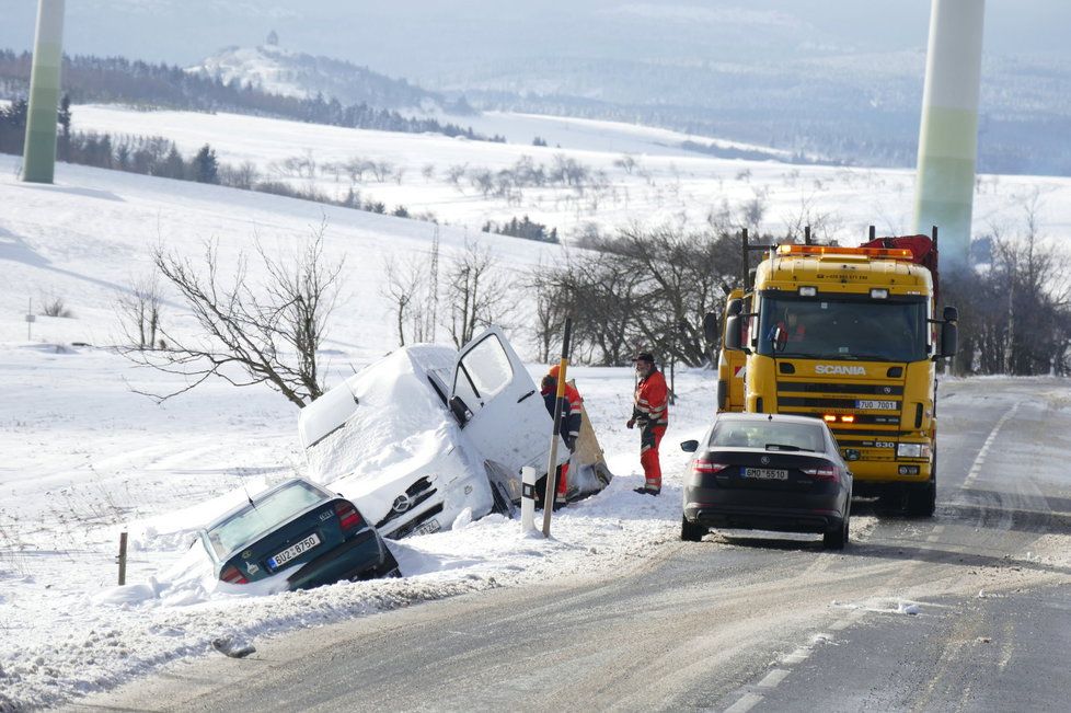 Silničáři museli po sněhové bouři v Krušných horách vyprošťovat auta, která zůstala uvězněná pod sněhem.
