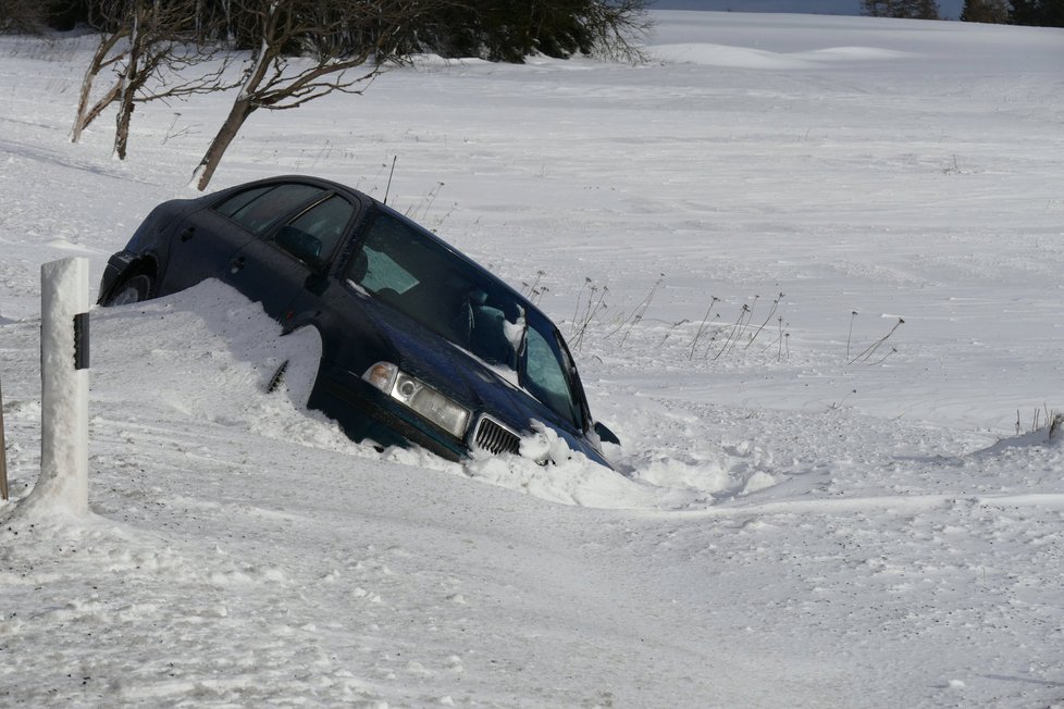 Silničáři museli po sněhové bouři v Krušných horách vyprošťovat auta, která zůstala uvězněná pod sněhem.