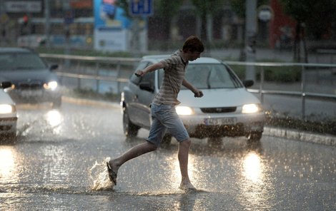 Silná bouře překvapila chodce na Masarykově náměstí v centru Pardubic.