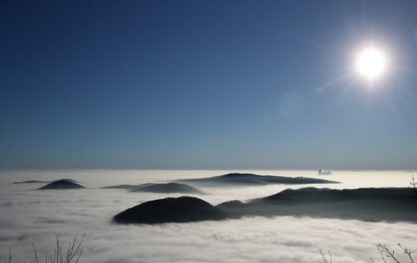 Pohled z Milešovky v Krušných horách nad inverzí.