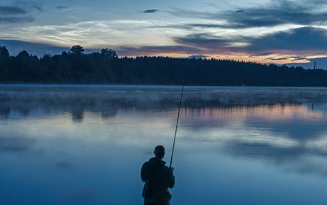 Mrazivá krása nočních svítících oblak nad Sečskou přehradou na Pardubicku.