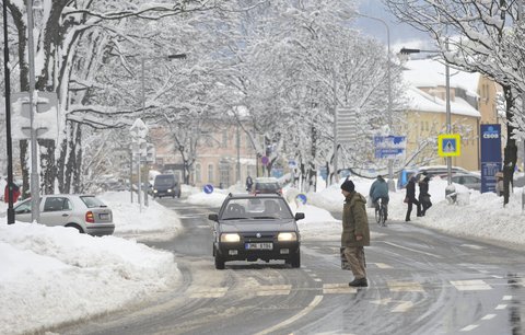 Počasí v Česku: Kde nesněží, tam je ledovka a břečka