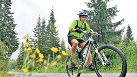 Cyklistika je skvělým druhem pohybu, ale při pěší chůzi spálíte více energie. Navíc je obojí třeba doplnit posilováním a protahováním.