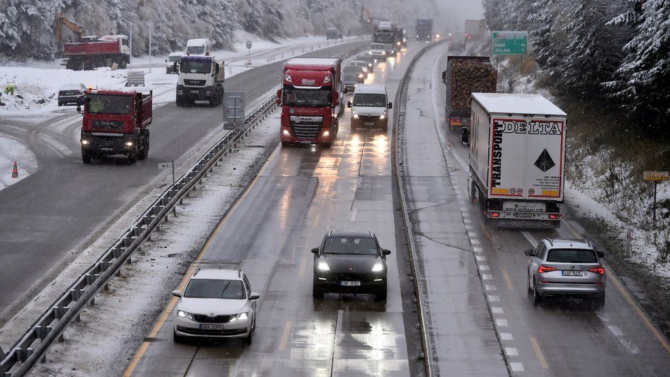 Automobily projíždějí 13. listopadu 2019 po dálnici D1 poblíž Větrného Jeníkova. Po nočním sněžení jsou hlavní tahy na Vysočině po chemickém ošetření mokré.