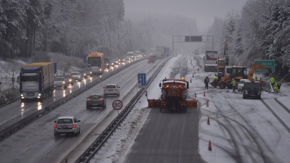 Auta na D1 poblíž Větrného Jeníkova. V pravém pruhu ve směru na Prahu pokračují dělníci v rekonstrukci vozovky (13. 11. 2019).