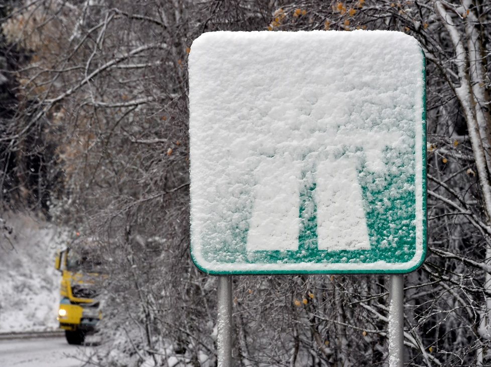 Automobily projíždějí 13. listopadu 2019 po dálnici D1 poblíž Větrného Jeníkova. Po nočním sněžení jsou hlavní tahy na Vysočině po chemickém ošetření mokré.