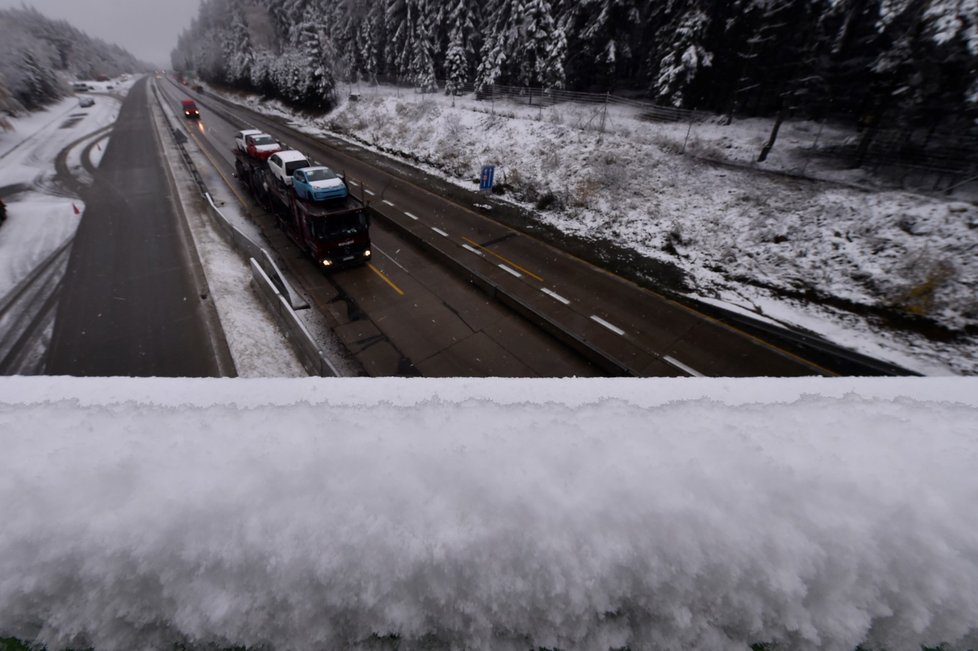 Automobily projíždějí 13. listopadu 2019 po dálnici D1 poblíž Větrného Jeníkova. Po nočním sněžení jsou hlavní tahy na Vysočině po chemickém ošetření mokré.