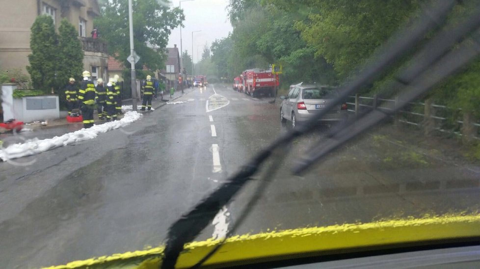 V obci Třebotov v okrese Praha-západ 29. června přetékal díky dešti rybník.