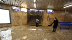 Voda natekla i do vestibul metra Vltavská