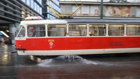 Středeční bouřka v Praze. Dopravní podnik řešil problémy v dopravě. Zaplavené metro i tramvajové tratě
