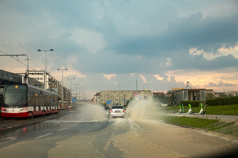 Bouřky opět dorazily do Česka, v Praze je doprovázel déšť (17.8.2023)
