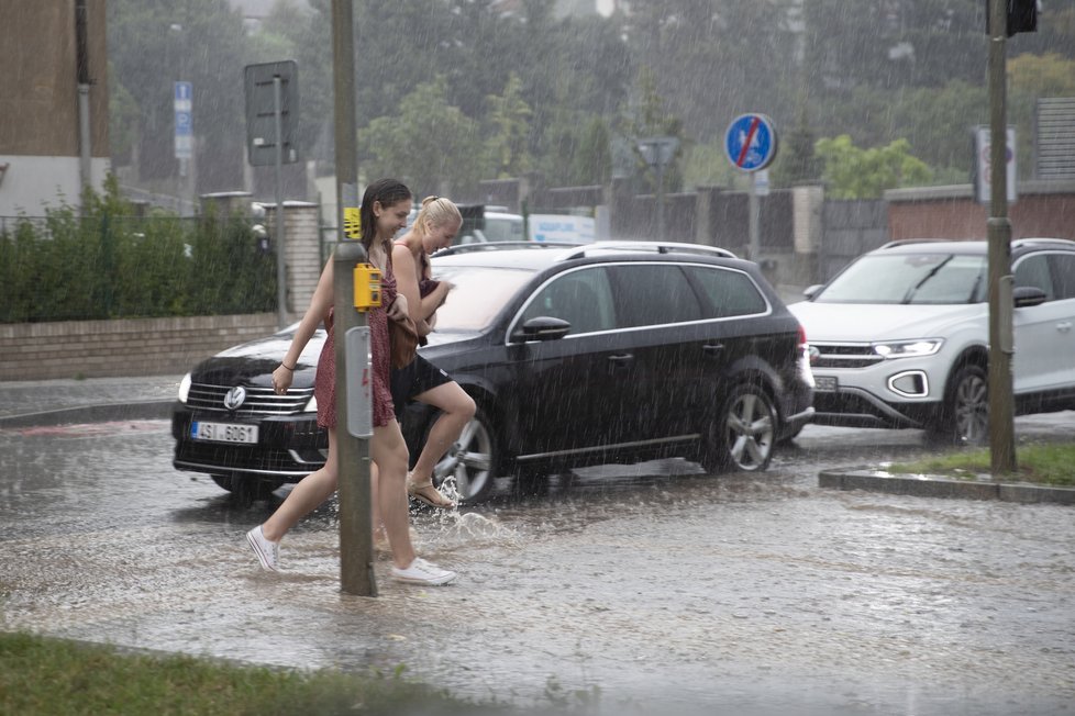 Bouřky opět dorazily do Česka, v Praze je doprovázel déšť (17.8.2023).