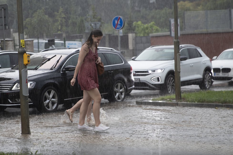 Bouřky opět dorazily do Česka, v Praze je doprovázel déšť (17.8.2023).