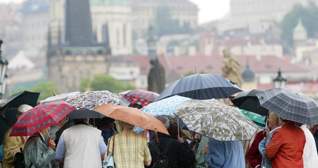 Nadcházející prodloužený víkend bude plný přeháněk a deště.