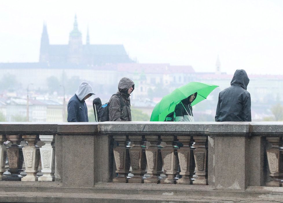 Celou republiku v úterý odpoledne a večer zasáhnou bouřky, doprovázené nárazovým větrem o rychlosti až 90 kilometrů za hodinu či kroupami.