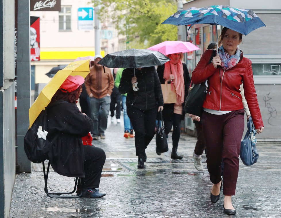 Úterý přinese letních 26 °C, deštníky ale ještě neodkládejte