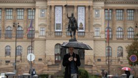 V hlavní roli deštník a pláštěnka. Pražané si „užijí“ další sychravý týden