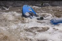 Ohrožení na severu a hazard vodáků, jeden bojuje o život. V Česku dál prší, sledujte radar Blesku