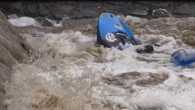 Ohrožení na severu a hazard vodáků, jeden bojuje o život. V Česku dál prší, sledujte radar Blesku