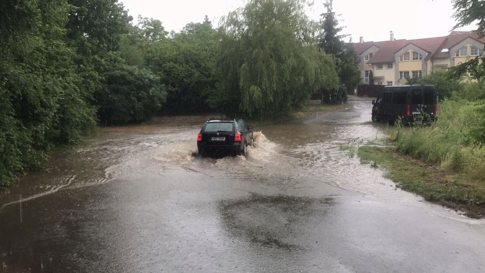 V Radotíně 29. června déšť ohrozil hasičkou i záchrannou stanici