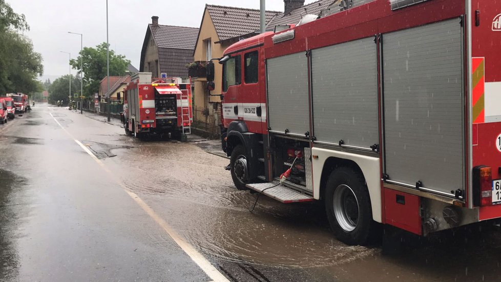 V Radotíně 29. června déšť ohrozil hasičkou i záchrannou stanici.