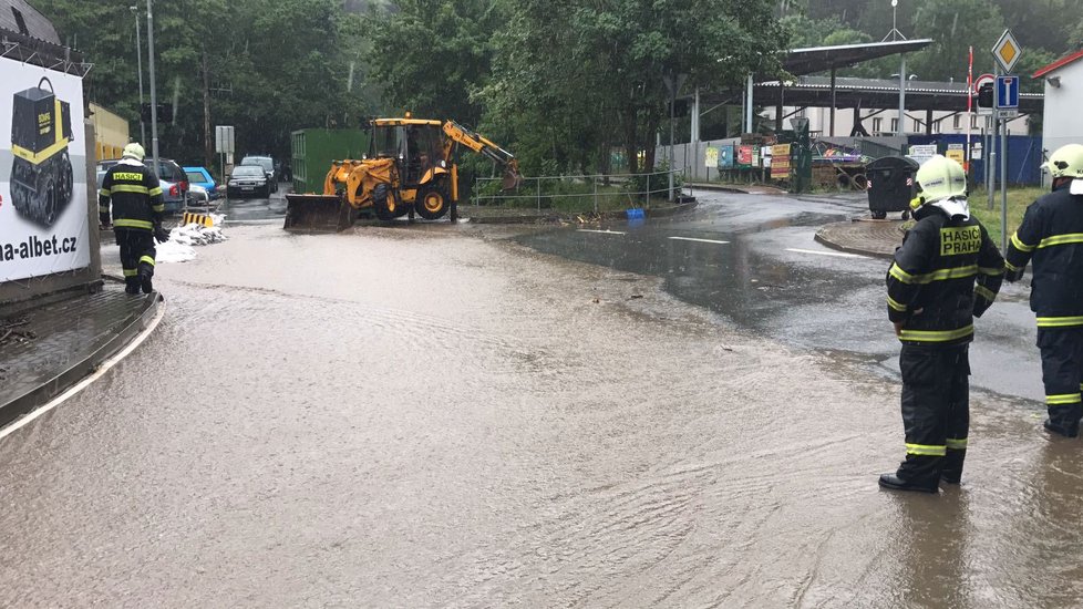 V Radotíně 29. června déšť ohrozil hasičkou i záchrannou stanici