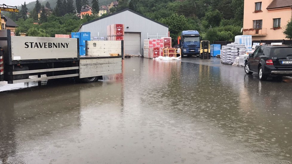 V Černošicích došlo k vyplavení stavebnin, voda tekla po chodnících.