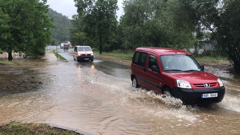 V Černošicích došlo k vyplavení stavebnin, voda teče po chodnících