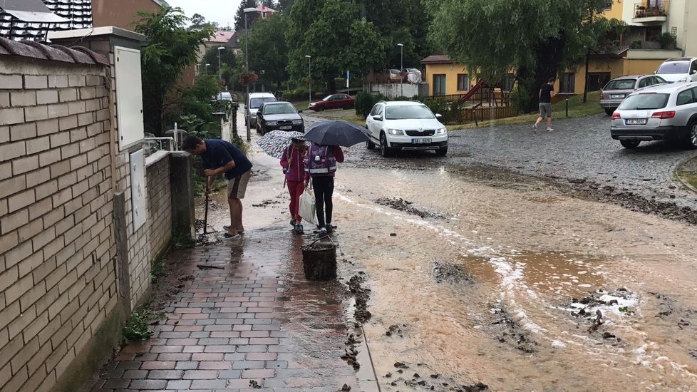 Voda v Černošicích dokonce zaplavovala i auta. Pod nánosy bahna skončila celá silnice.