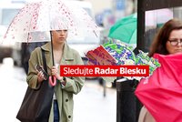 Víkendová předpověď: Teploty jen kolem 15 °C a lijáky, sledujte radar Blesku. Kdy se vrátí léto?