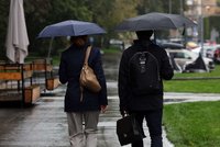 Na Česko se žene studená fronta i bouřky. Meteorologové varují před prudkým zvratem