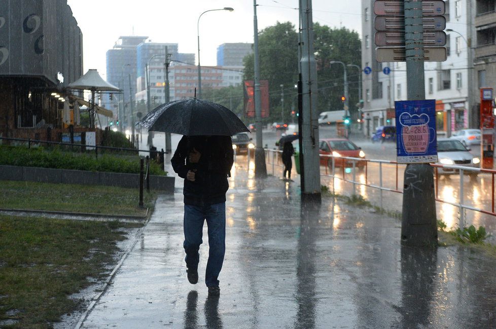 Letní počasí nás potrápí: Blíží se bouřky, déšť a silný vítr.