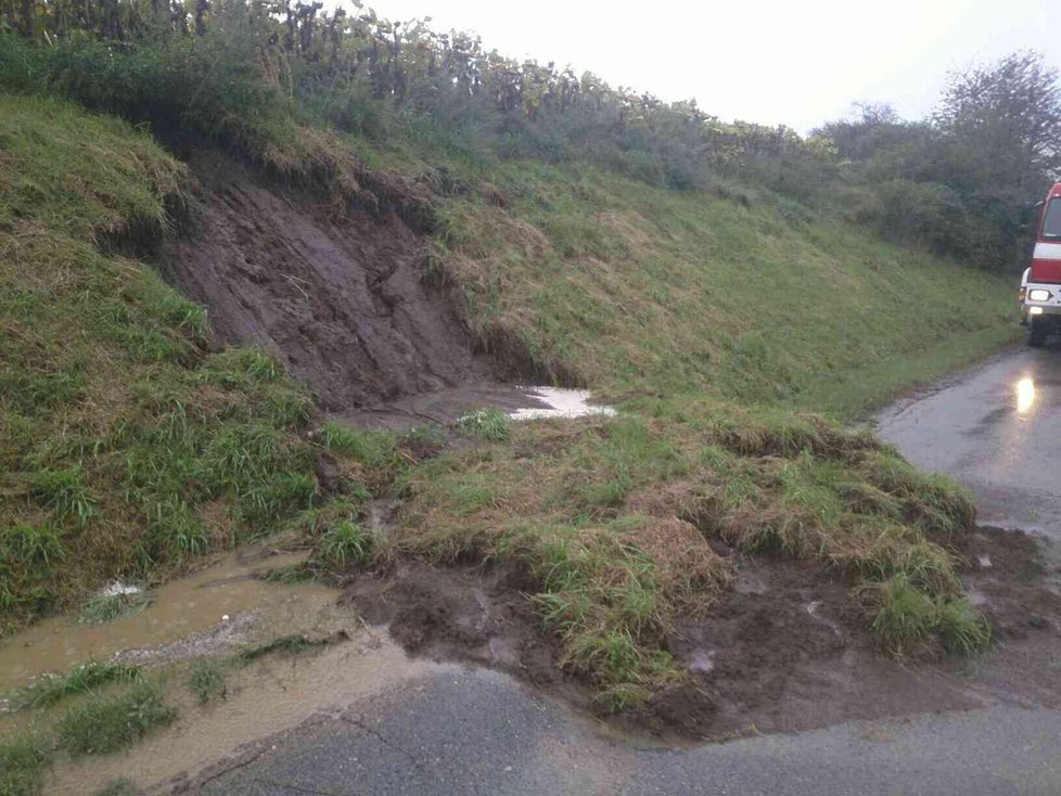 Bahno po silném dešti zaplavilo některé ulice v Bučovicích na Vyškovsku a blízkém okolí. (2.9.2019)