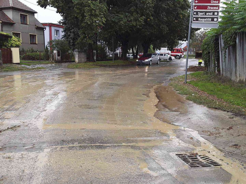 Bahno po silném dešti zaplavilo některé ulice v Bučovicích na Vyškovsku a blízkém okolí. (2.9.2019)