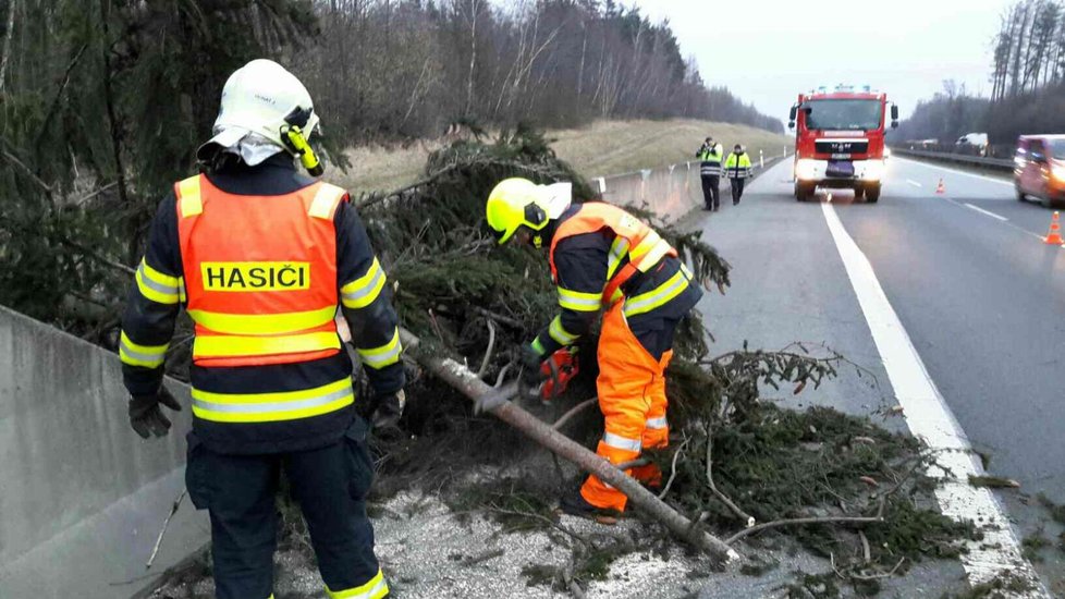 Hasiči měli v noci spoustu práce, kvůli popadaným stromům je zavřená řada silnic především na Moravě a východě Čech.