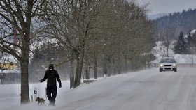 Komplikací v dopravě ubylo, silničáři dál nabádají k opatrnosti