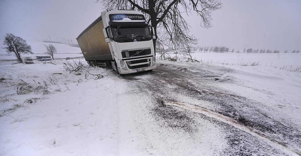 Komplikací v dopravě ubylo, silničáři dál nabádají k opatrnosti.